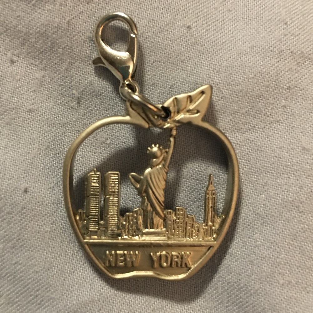 🥰 4/$25- New York Apple Zipper Pull
